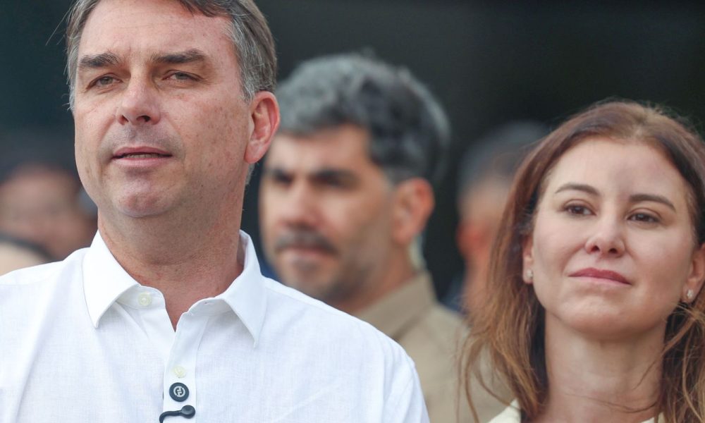 aviao-com-flavio-bolsonaro-e-familia-segue-para-miami