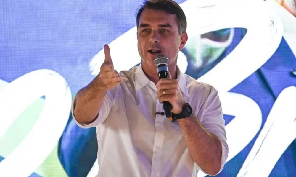 flavio-bolsonaro-pode-perder-mandato-de-senador-sair-deixar-o-brasil?-entenda-as-regras