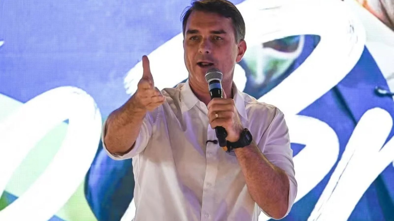 Flávio Bolsonaro pode perder mandato de senador sair deixar o Brasil? Entenda as regras