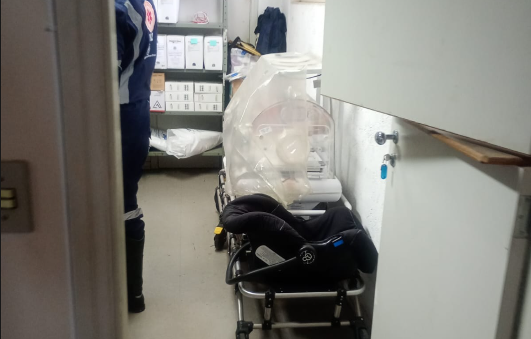 GESTANTE PERDE BEBÊ E FAMÍLIA COBRA UTI NEONATAL EM SANTA BÁRBARA: OBRA ANUNCIADA É PEDIÁTRICA E HÁ RELATO DE INCUBADORA PARADA HÁ DOIS ANOS