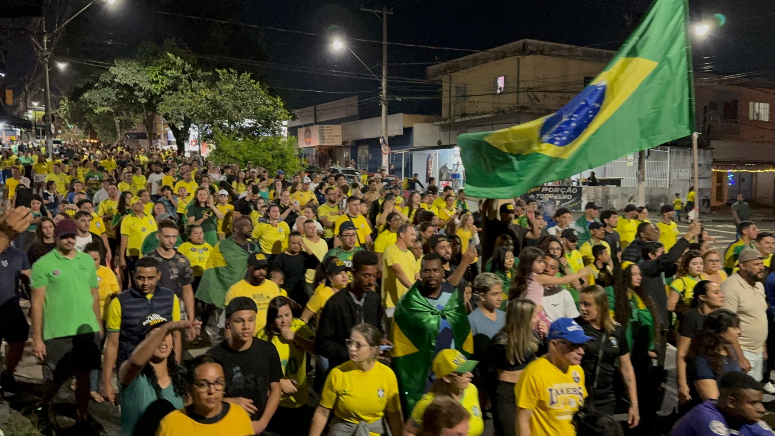 BLOQUINHO DO 22 REÚNE CARREATA E MULTIDÃO NO JARDIM AMANDA E MARCA RETA FINAL DA CAMPANHA EM HORTOLÂNDIA